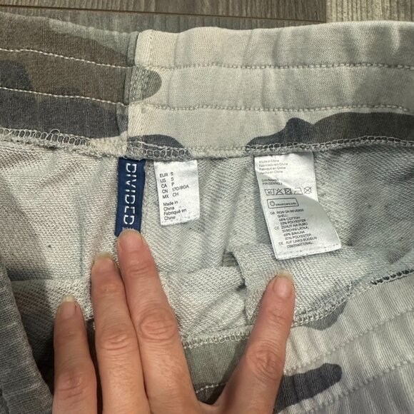 H&M Divided Mens Jogger Sweatpants Small Camo Green Gray Pockets Drawstring Moto - Picture 3 of 6